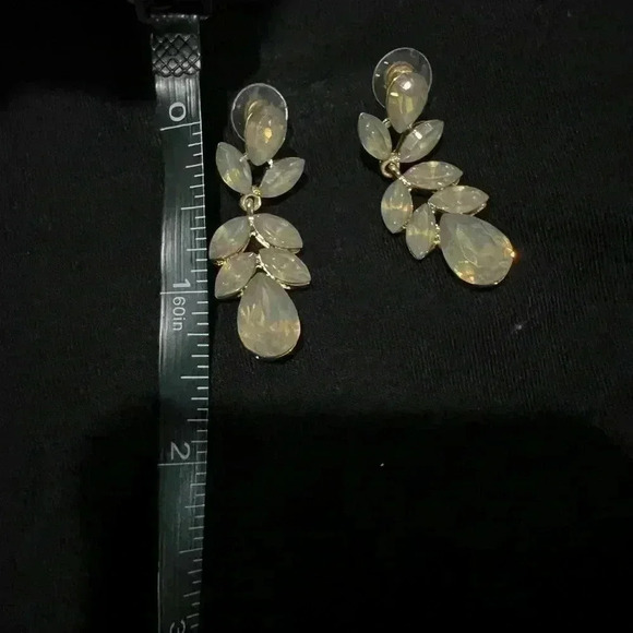 👰‍♀️👰‍♀️ BRIDAL/BRIDESMAID OPAL TONED EARRINGS 1.5 INCH DROP - Picture 3 of 3